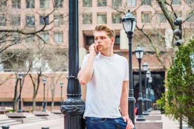 Genç adam arama üzerinde cep telefonu outsid