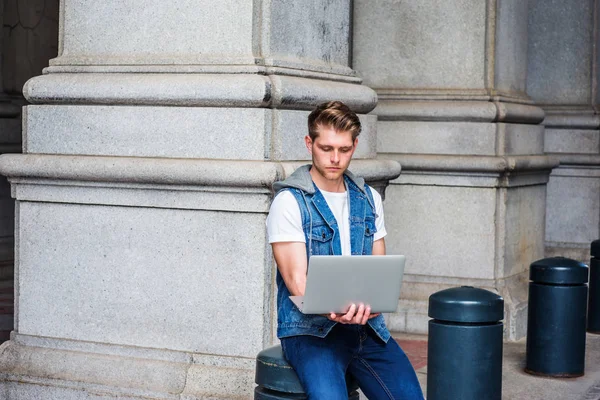 Hombre joven estudiando, trabajando en New Yor — Foto de Stock
