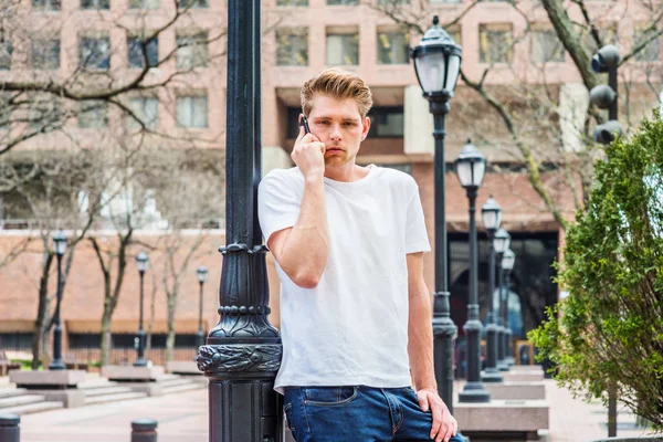 Ung Man ringer på mobilen utanför — Stockfoto