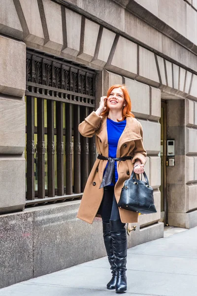 Joven empresaria americana viajando, trabajando en Nueva York — Foto de Stock