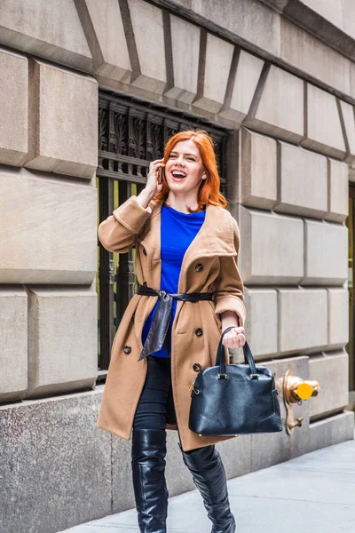 Молодая американская предпринимательница путешествует, работает в Нью-Йорке — стоковое фото