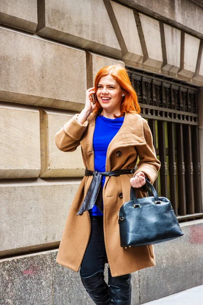 Joven empresaria americana viajando, trabajando en Nueva York —  Fotos de Stock