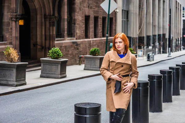 Joven mujer de negocios americana viajando en Nueva York — Foto de Stock
