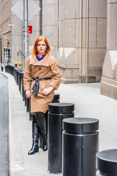 Молодая американская предпринимательница, путешествующая по Нью-Йорку — стоковое фото