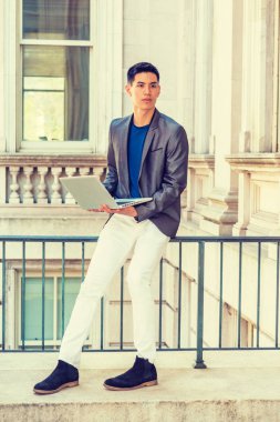 Genç Asyalı Amerikalı okuyan, New York'ta çalışan adam