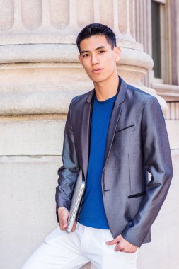 Genç Asyalı Amerikalı işadamı New York'ta çalışma