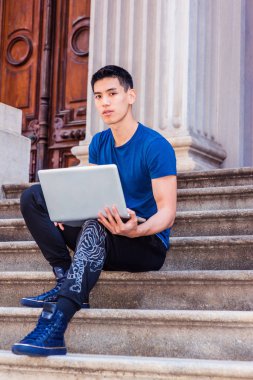 Genç Asyalı Amerikalı okuyan, New York'ta çalışan adam