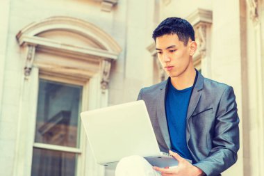 Genç Asyalı Amerikalı okuyan, New York'ta çalışan adam