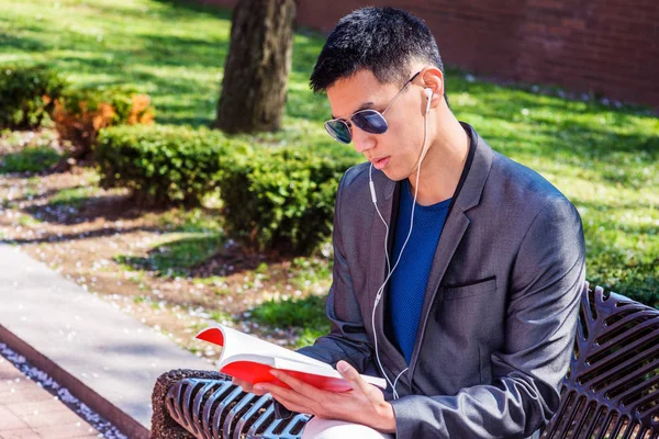 Молодой азиат путешествует, учится в Нью-Йорке — стоковое фото