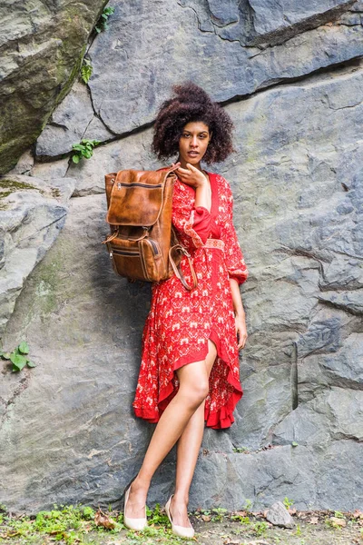 Afro Kıvırcık Saçlı Genç Afrikalı Kadın Central Park New York — Stok fotoğraf