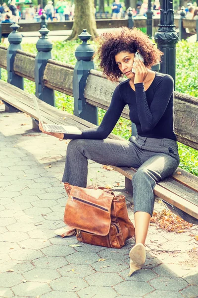 Ung Afroamerikansk Kvinna Reser Arbetar New York City Bär Svart — Stockfoto