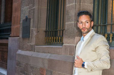 Dışarıyı düşünüyorum. New York 'un dışında sakallı genç Avrupalı iş adamı bej ceketli, beyaz gömlekli, caddelerde pencereleri olan bir duvara bakıyor, üzgün, düşünüyor..