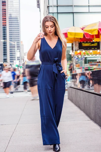 Young Woman Street Fashion Ciudad Nueva York Joven Mujer Europa — Foto de Stock