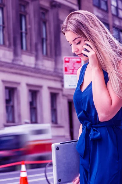 若い東欧のアメリカ人女性は携帯電話で話し 旅行し ニューヨークで働き 青いドレスを着て ラップトップコンピュータを持ち マンハッタンの通りを歩いています カラーフィルター効果 — ストック写真