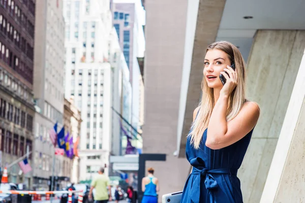 Wanita Eropa Amerika Timur Muda Berbicara Telepon Bepergian Bekerja New — Stok Foto