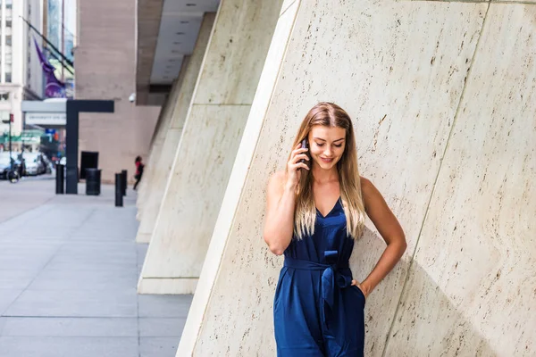 Ung Östeuropeisk Amerikansk Kvinna Med Långt Brunt Hår Bär Blå — Stockfoto