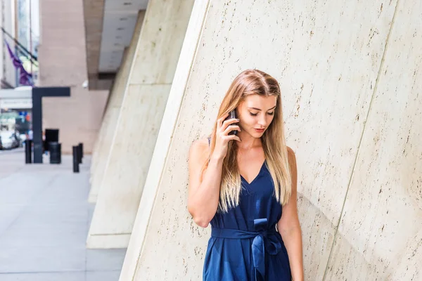 Joven Mujer Americana Europa Del Este Con Cabello Castaño Largo —  Fotos de Stock