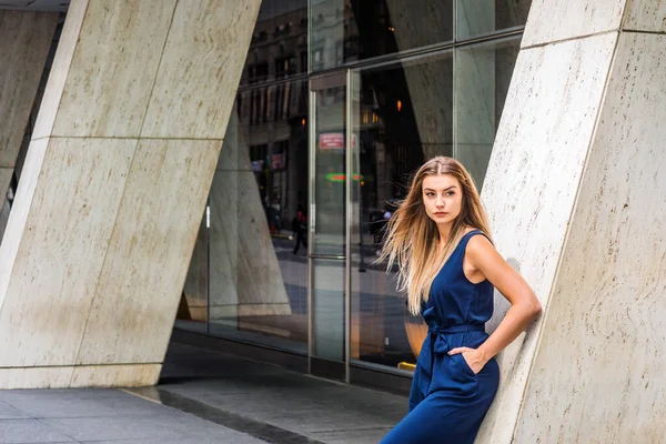 Уличная Мода Нью Йорке Молодая Американка Восточной Европы Длинными Каштановыми — стоковое фото