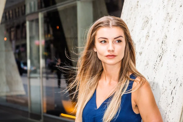 Joven Mujer Americana Europa Del Este Con Cabello Castaño Largo —  Fotos de Stock