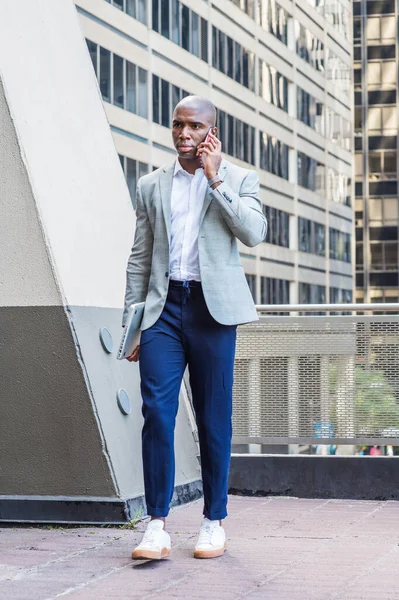 Joven Afroamericano Viajando Trabajando Ciudad Nueva York Vistiendo Chaqueta Gris — Foto de Stock