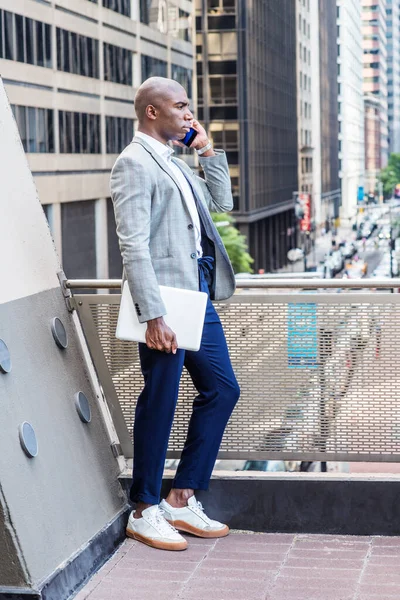 Joven Hombre Afroamericano Vistiendo Chaqueta Gris Con Dibujos Pantalones Azules — Foto de Stock