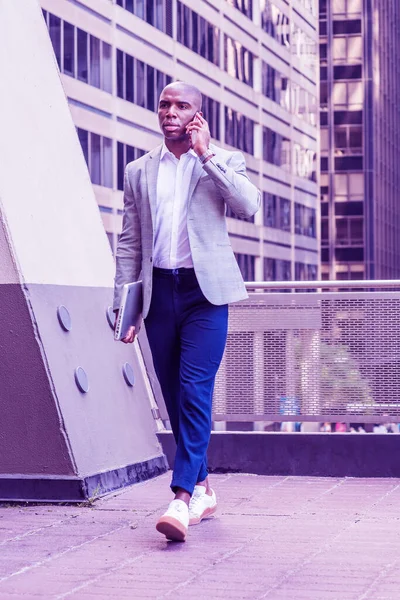 Joven Afroamericano Vistiendo Chaqueta Gris Pantalones Azules Zapatillas Blancas Portando —  Fotos de Stock