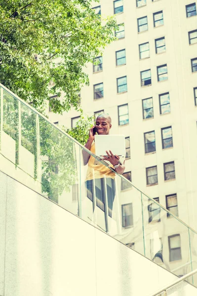 New York Dışında Çalışan Mutlu Bir Afrikalı Genç Adam Yerindeki — Stok fotoğraf