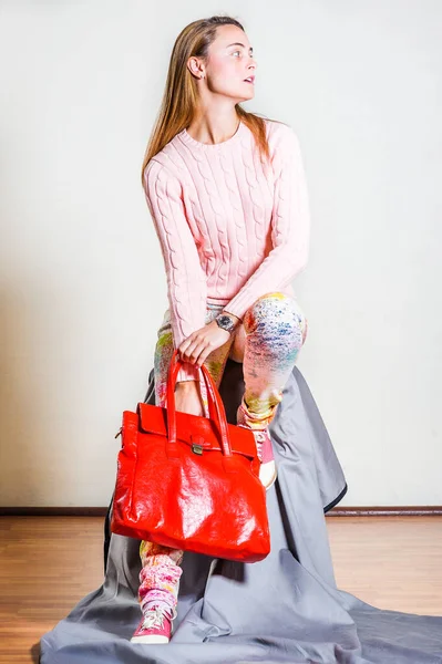Młoda Kobieta Długim Rękawie Lekki Różowy Sweter Dzianiny Jasne Kolorowe — Zdjęcie stockowe
