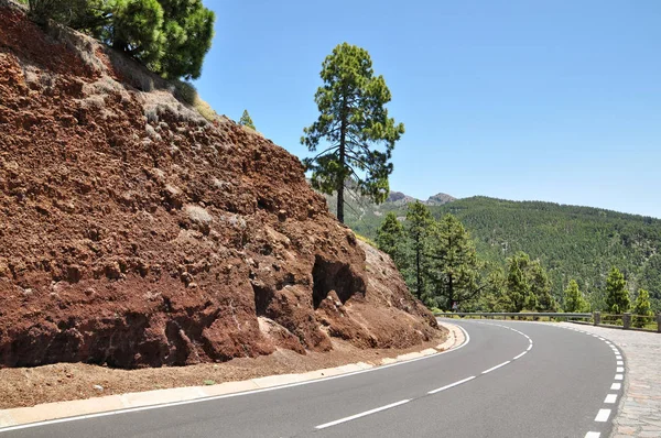 Route de montagne vers le volcan Teide parmi les montagnes rocheuses de Tenerife — Photo