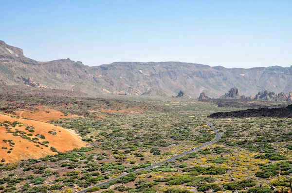 Estrada da montanha para o vulcão Teide entre montanhas rochosas em Tenerife — Fotografia de Stock