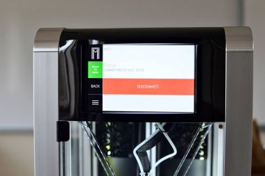 İki filaman 3d yazıcı hazır wifi ağa bağlanmak. Yeni baskı teknolojisi.