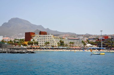 Tenerife, İspanya - 1 Temmuz 2011: Tenerife sahil. Okyanus yan görünümden.