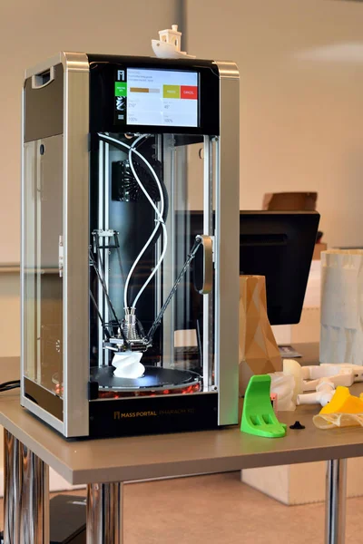 3D εκτυπωτή κατά τη διάρκεια της διαδικασίας εργασίας. Νέα τεχνολογία εκτύπωσης. — Φωτογραφία Αρχείου