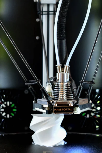 3D εκτυπωτή κατά τη διάρκεια της διαδικασίας εργασίας. Νέα τεχνολογία εκτύπωσης. — Φωτογραφία Αρχείου