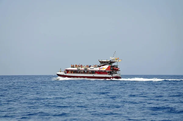 Tenerife, Spanien, 1 juli 2011: Fartyget med turister i havet utanför på Teneriffa. — Stockfoto