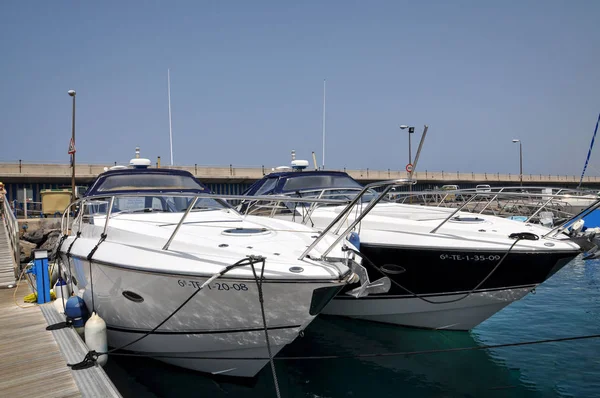 Teneriffa, Spanien - 1. Juli 2011: Motorboote am Liegeplatz. — Stockfoto