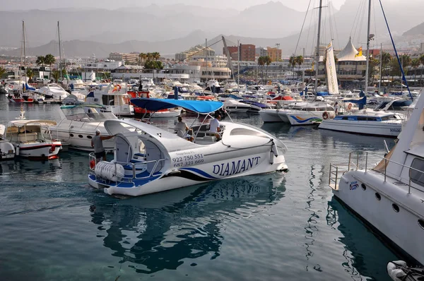 Teneriffa, Spanien - 1. Juli 2011: Liegeplatz mit Motorboot und Yachten — Stockfoto