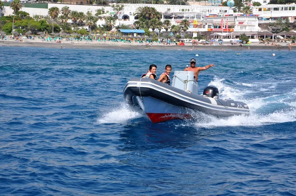TENERIFE, ESPAGNE - 1er JUILLET 2011 : Touristes inconnus voyageant en bateau le long de l'océan . — Photo