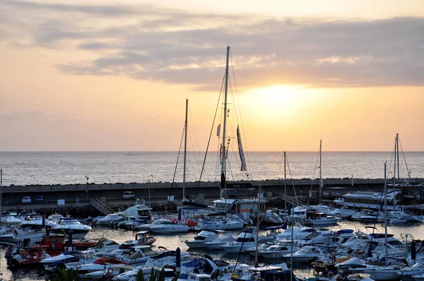 Teneriffa, Spanien - 1. Juli 2011: Yachthafen am Meer bei Sonnenuntergang. — Stockfoto