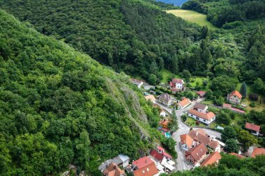 Üstten dağ köyü.