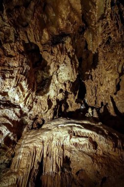 Fantastik sarkıt mağaralar ve duvar kabartması.