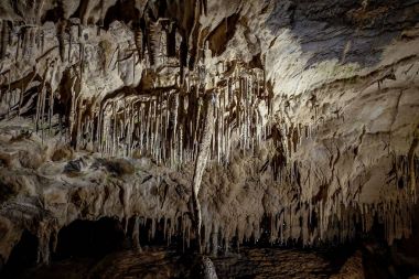 Fantastik sarkıt mağaralar ve duvar kabartması.