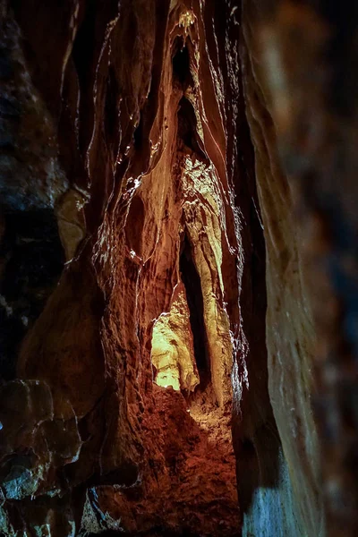 Fantastiche grotte di stalattite e rilievi murali . — Foto Stock