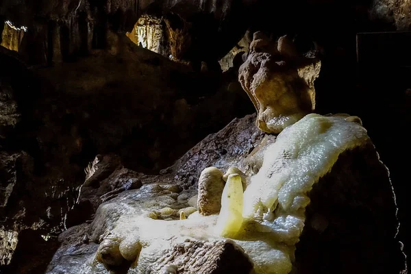 환상적인 종유석 동굴과 벽 릴리프. — 스톡 사진