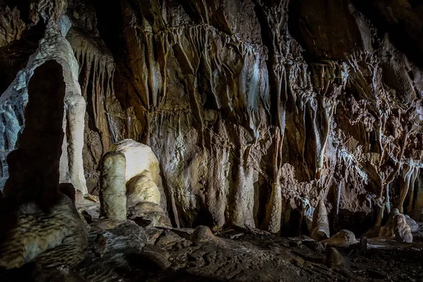 Fantastic stalactite luolat ja seinien helpotus . — kuvapankkivalokuva