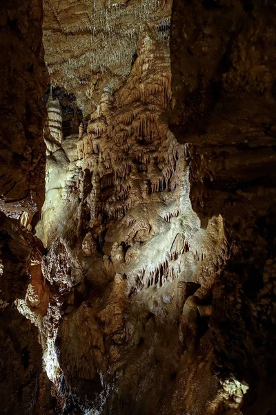 Fantastic stalactite luolat ja seinien helpotus . — kuvapankkivalokuva