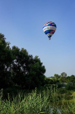 Kromeriz, Çek Cumhuriyeti - Haziran 25, 2016: renkli hava balonu şehir banliyölerinde üzerinde uçar..
