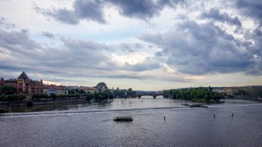 Prague, Çek Cumhuriyeti - Haziran 25, 2016: görünümü Vltava Nehri Charles Köprüsü ve Prag.