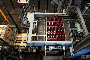 Ceske Budejovice, Çek Cumhuriyeti - 30 Haziran 2016: Budvar Budweiser bira. Sıralama, çamaşır ve montaj hatları ile atölye şişeleme bira şişe.