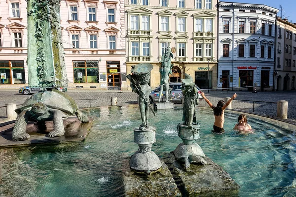 Olomouc, Česká republika - Kristýna 25, 2016: horký letní den děti hrají v bazénu fontána u Staroměstského náměstí. — Stock fotografie